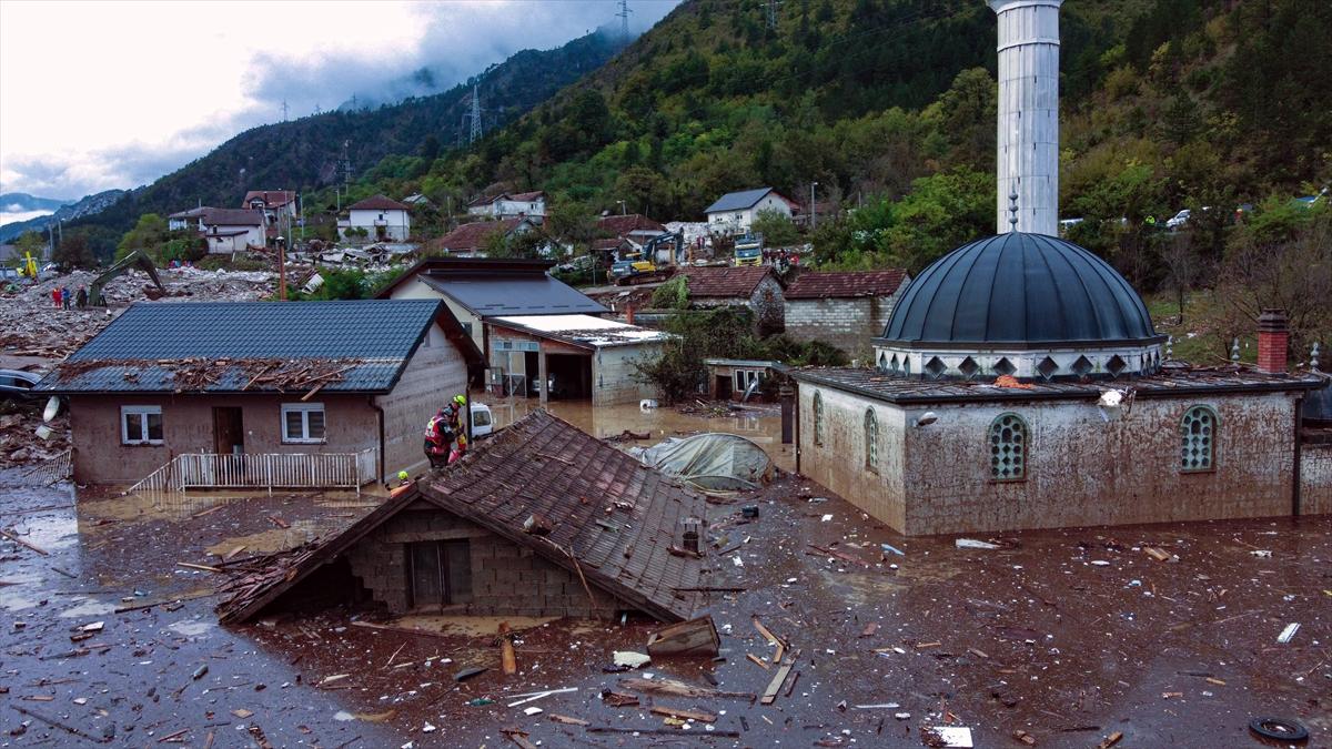 Bosna Hersek'te can kayıplarının olduğu sel felaketinin ardından yaralar sarılıyor