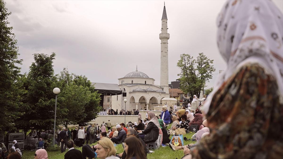 Bosna Hersek'te Türkiye'nin desteğiyle yeniden yapılan Arnaudiye Camisi törenle ibadete açıldı