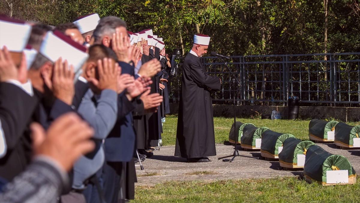 Bosna Hersek'teki sel felaketinde hayatını kaybedenler için toplu cenaze töreni