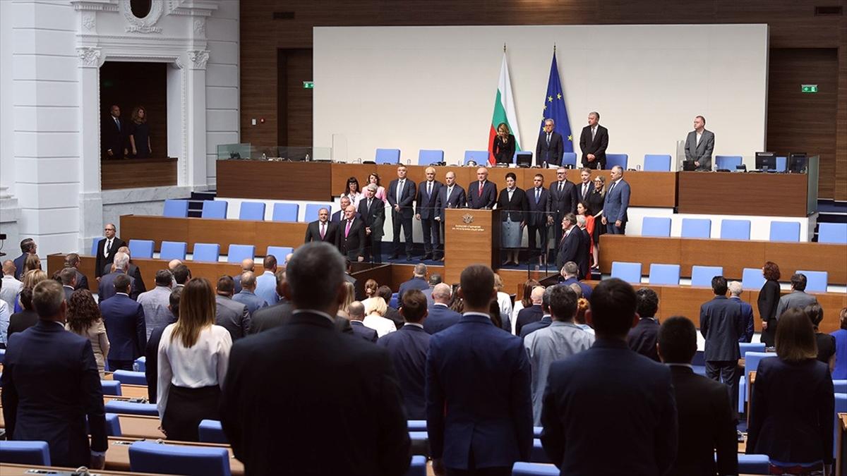 Bulgaristan'da geçici hükümet Parlamento'da yemin ederek göreve başladı