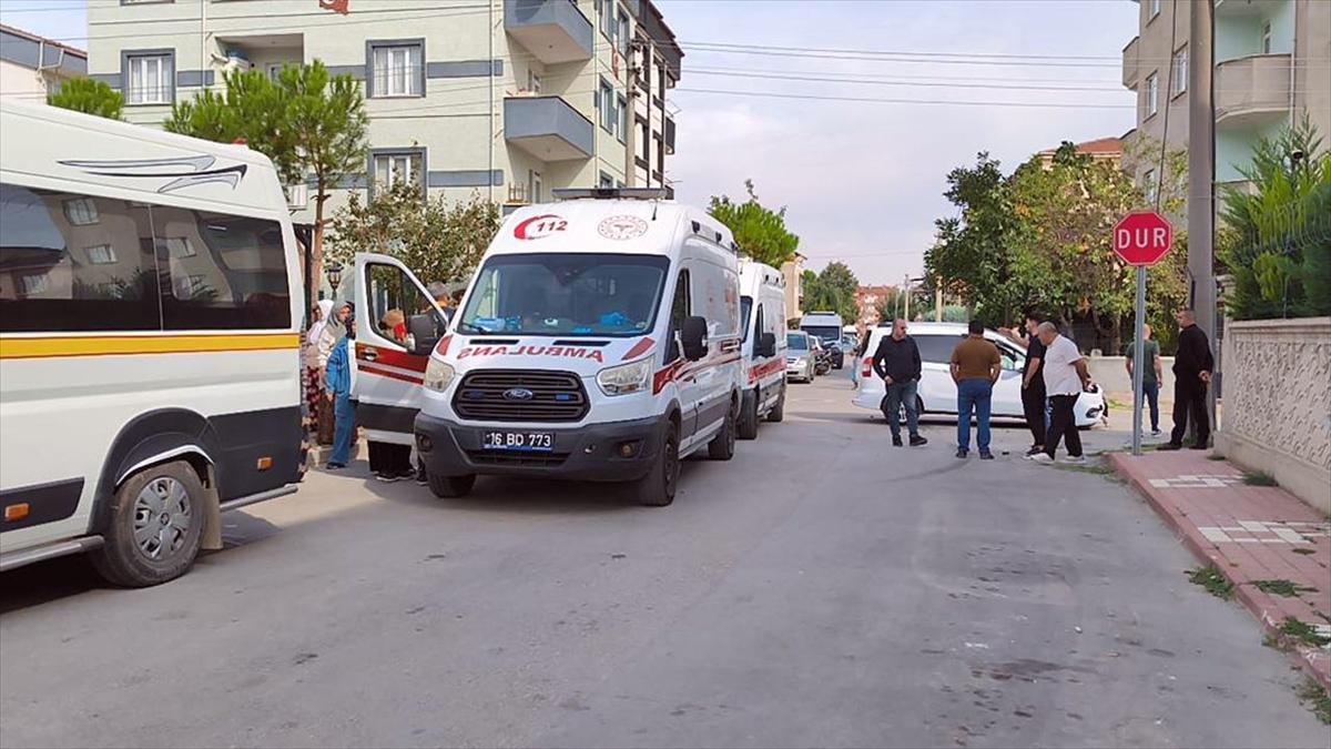 Bursa'da hafif ticari araç ile servis minibüsünün çarpıştığı kazada 11 kişi yaralandı