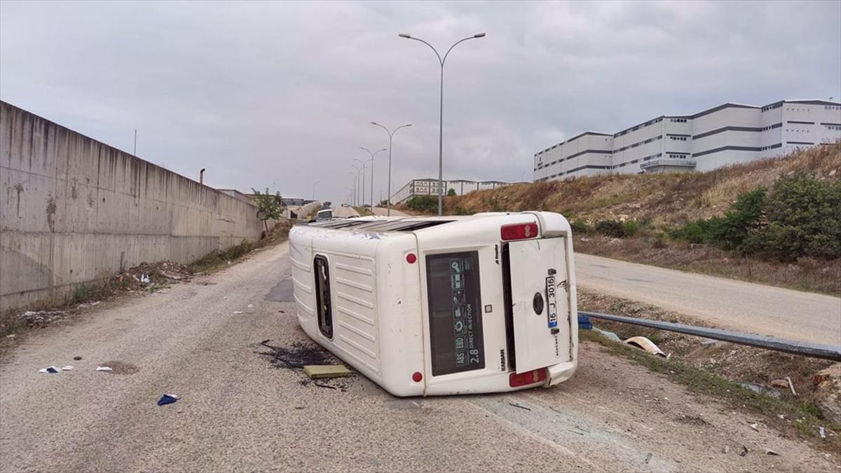 Bursa'da işçi servisi minibüsünün devrildiği kazada 13 kişi yaralandı