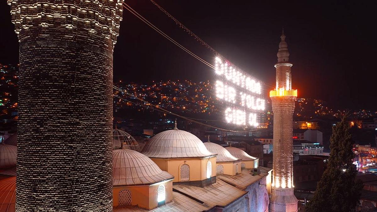 Bursa'daki tarihi Ulu Cami'ye 