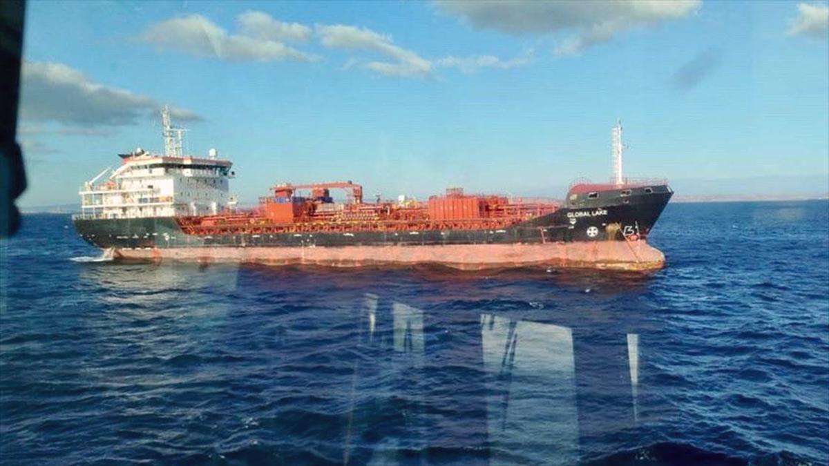 Çanakkale Boğazı'nda arızalanan tanker güvenli bölgeye demirletildi