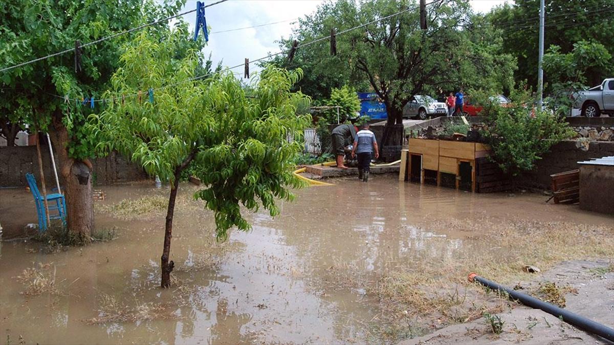 Çanakkale'de sağanak, su baskınlarına neden oldu