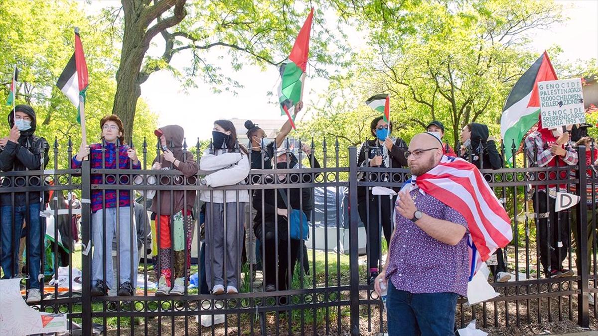 Chicago Üniversitesi'nin Filistin'e destek kampına katılan öğrencilere diploma vermemesi protesto edildi