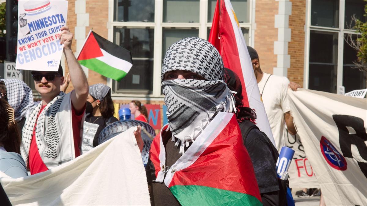 Chicago'daki İsrail konsolosluğu önünde protesto yapan Filistin destekçisi göstericilere polis müdahale etti