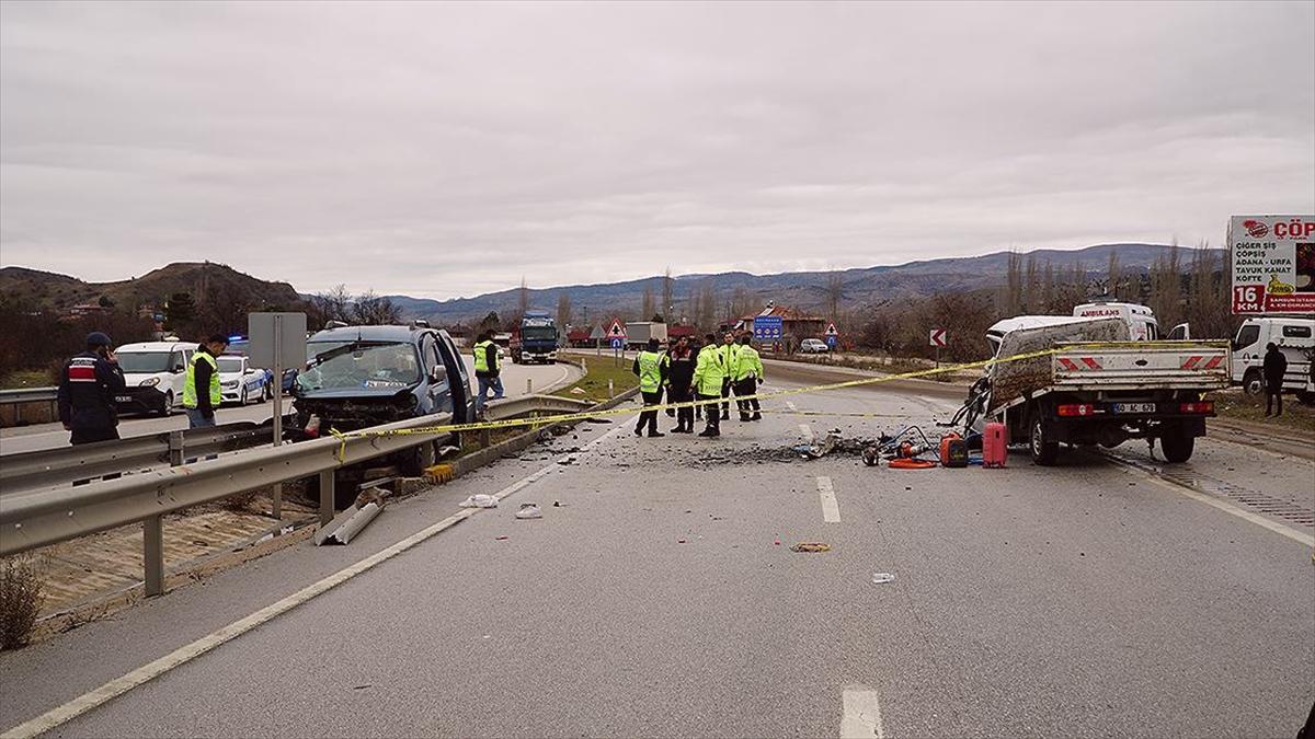 Çorum'da 4 aracın karıştığı trafik kazasında 2 kişi öldü, 5 kişi yaralandı