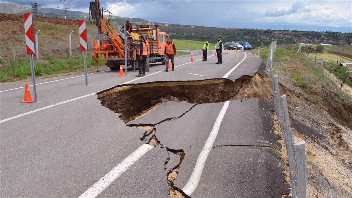 Çorum'da, Dodurga-İskilip kara yolunda heyelan nedeniyle ikinci kez çukur oluştu