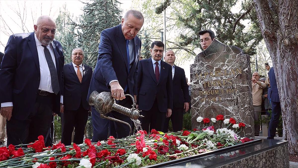 Cumhurbaşkanı Erdoğan, Alparslan Türkeş in kabrini ziyaret etti