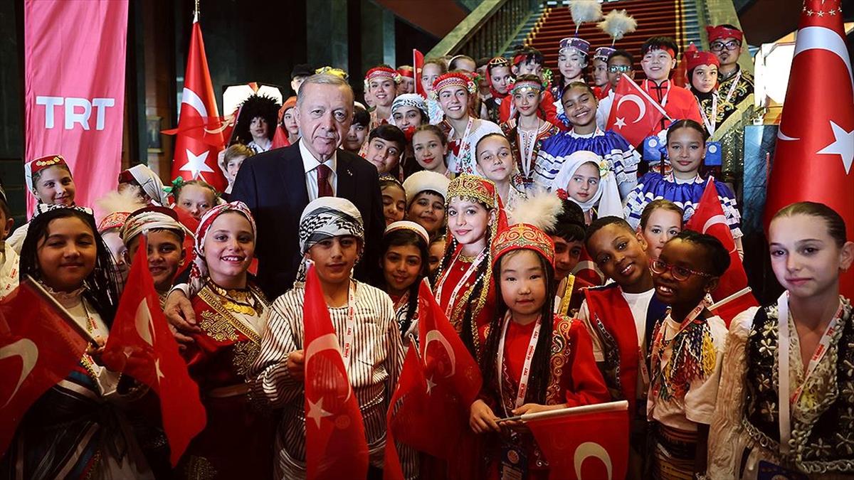 Cumhurbaşkanı Erdoğan: Evlatlarımızın 23 Nisan Milli Egemenlik ve Çocuk Bayramı'nı tebrik ediyorum