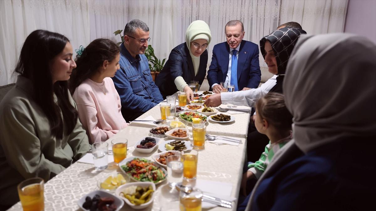 Cumhurbaşkanı Erdoğan, iftarda Taş ailesinin misafiri oldu