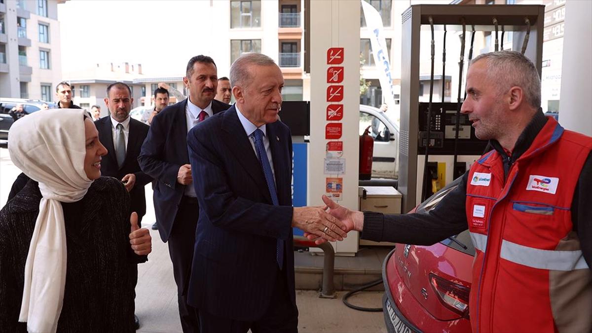 Cumhurbaşkanı Erdoğan, Üsküdar'da akaryakıt istasyonu çalışanlarını ziyaret etti