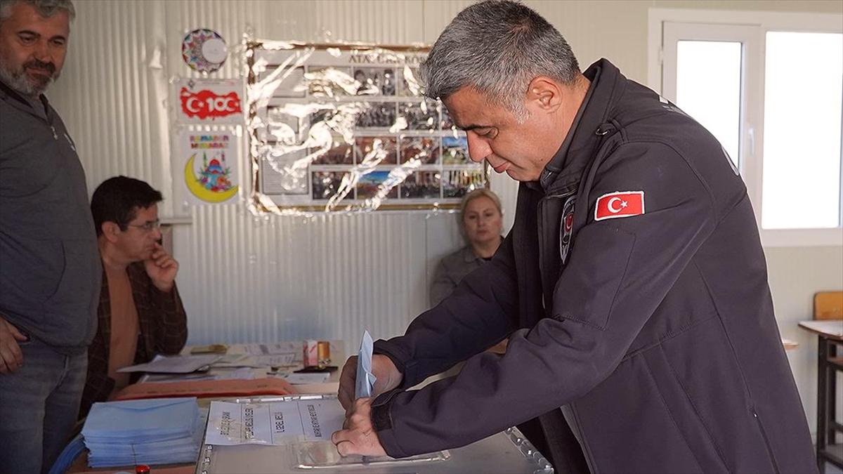 Deprem bölgesinde vatandaşlar sandık başına gitti