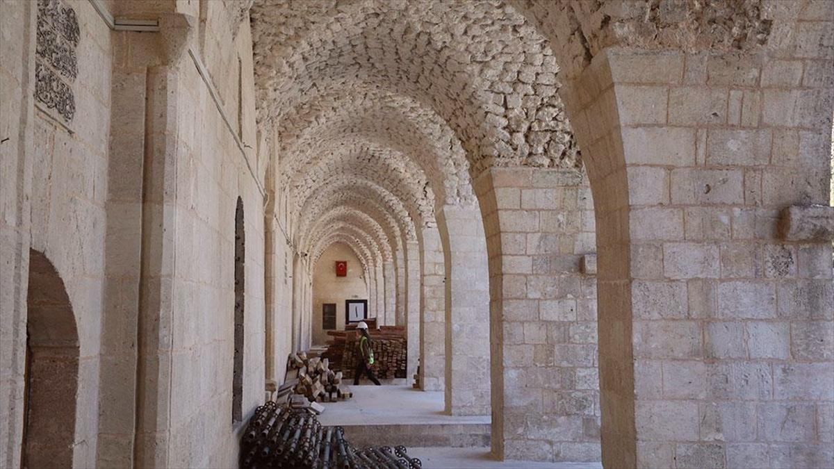 Depremde hasar gören Şanlıurfa'daki tarihi Ulu Cami onarılıyor