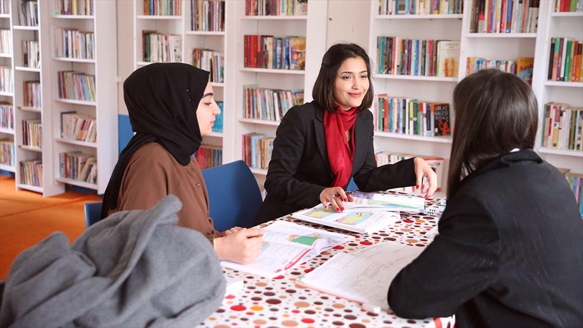 Diyarbakır'da kırsal mahallelerdeki kızlar gönüllü öğretmenlerin desteğiyle üniversite sınavına hazırlanıyor