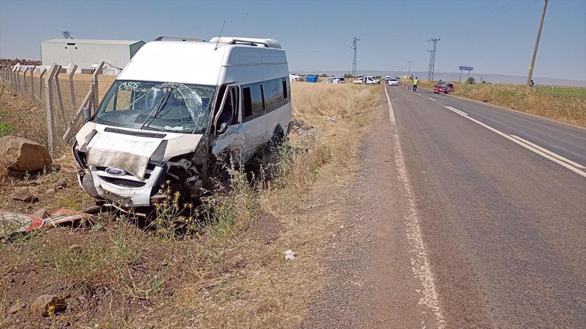 Diyarbakır'da minibüs ile otomobilin çarpıştığı kazada 22 kişi yaralandı