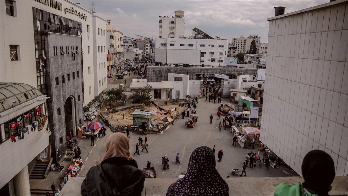 Gazze'deki Şifa Hastanesi etrafındaki yıkımının boyutu tarif edilemez