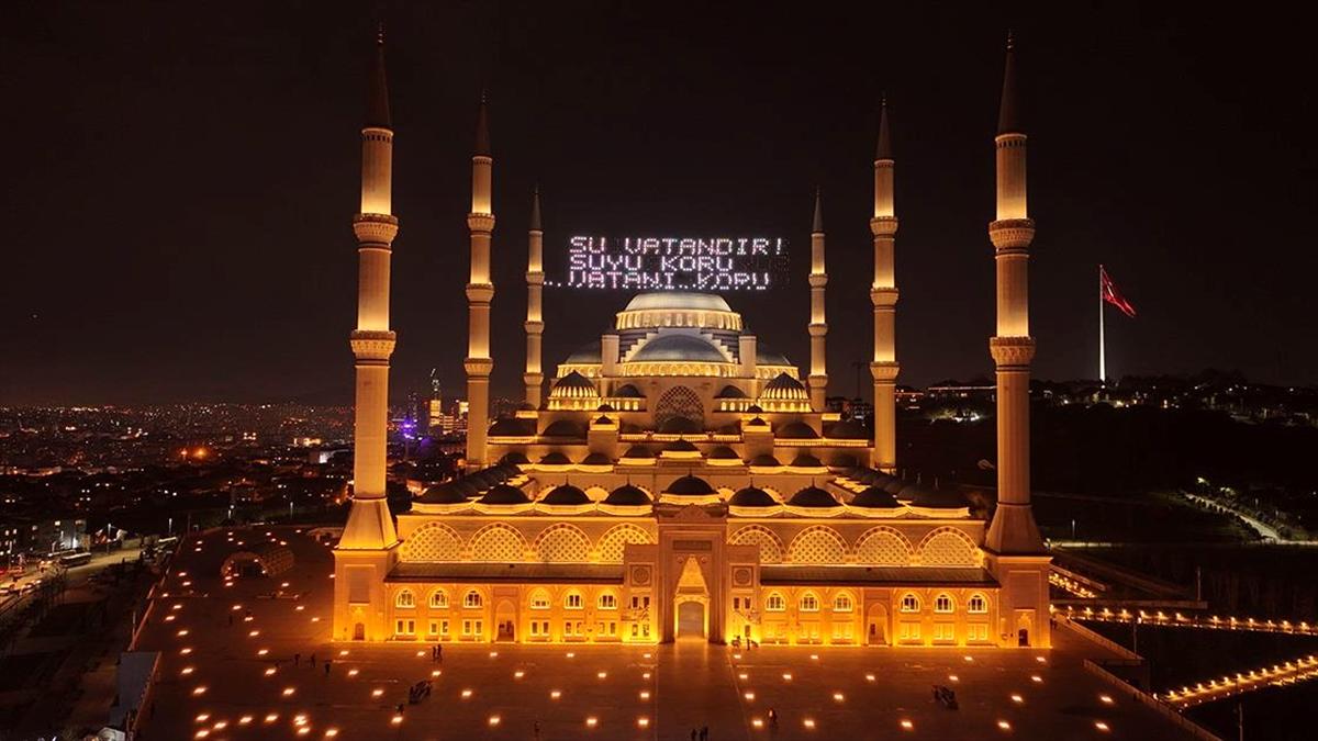 Dünya Su Günü dolayısıyla Büyük Çamlıca Camisi'ne mahya asıldı