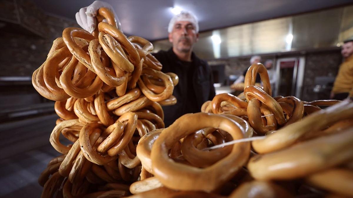 Düzce'deki fırıncılar, sahur ve iftar sofralarını süsleyen 