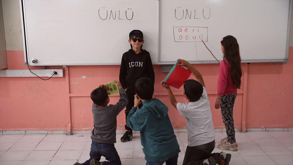 Eda öğretmen canlandırmalı eğitimlerle dersleri eğlenceli hale getiriyor