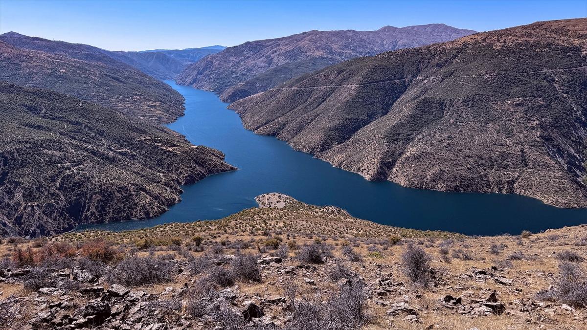 Elazığ, Diyarbakır ve Malatya'nın sınırının kesiştiği noktadaki baraj gölü manzarası dronla görüntülendi