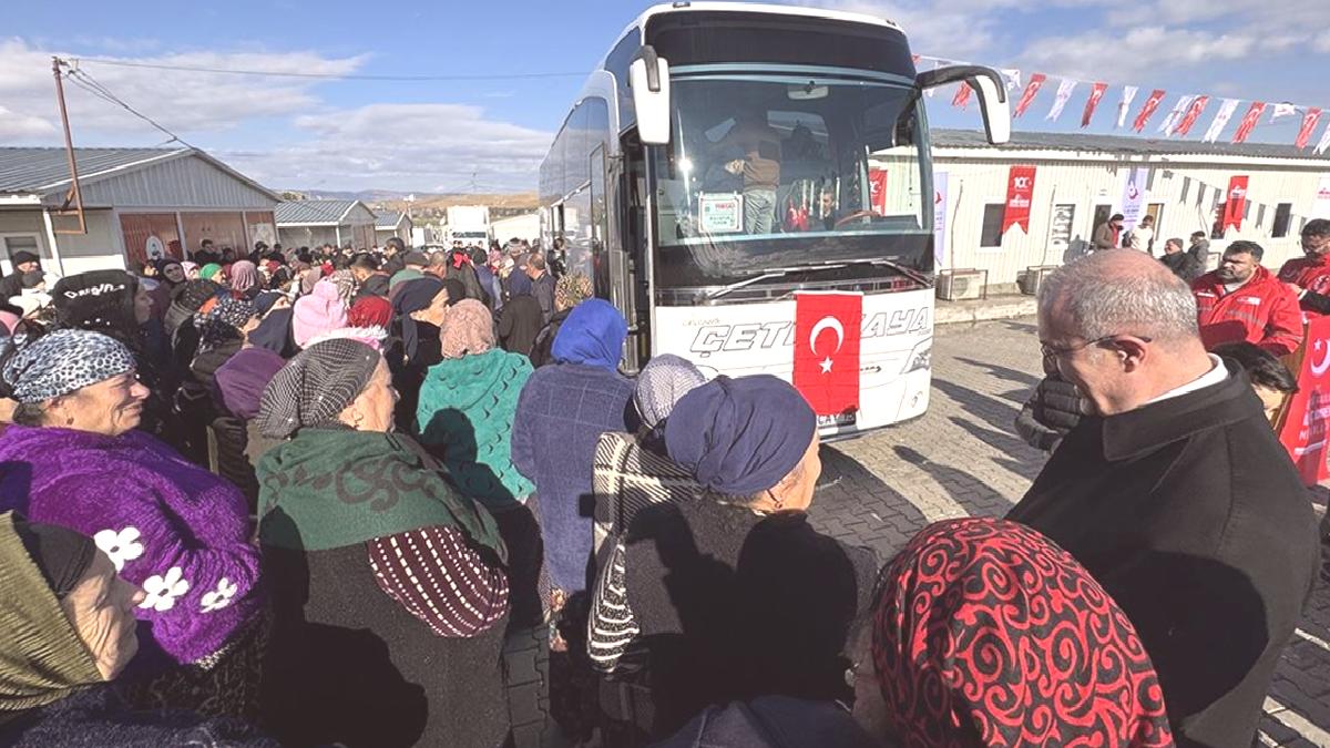 Elazığ'da misafir edilen 218 Ahıska Türkü aile kalıcı iskanları için Ahlat'a uğurlandı