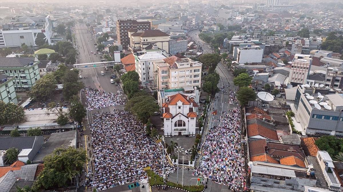 Endonezya'da Müslümanlar bayram namazı için camilere akın etti