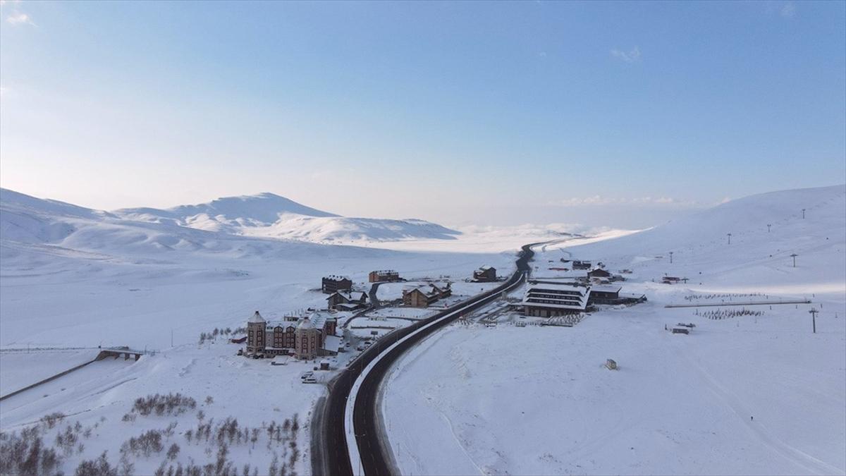 Erciyes Dağı'na kar yağdı