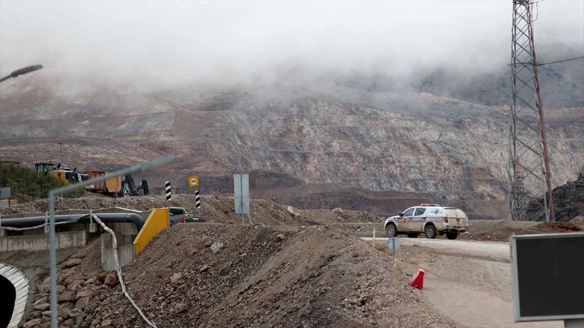 Erzincan'da maden ocağında toprak altında kalan işçileri arama çalışmaları sürüyor