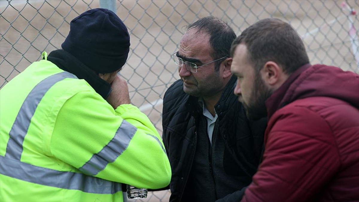 Erzincan'da toprak altında kalan işçilerin yakınlarının üzüntülü bekleyişi sürüyor