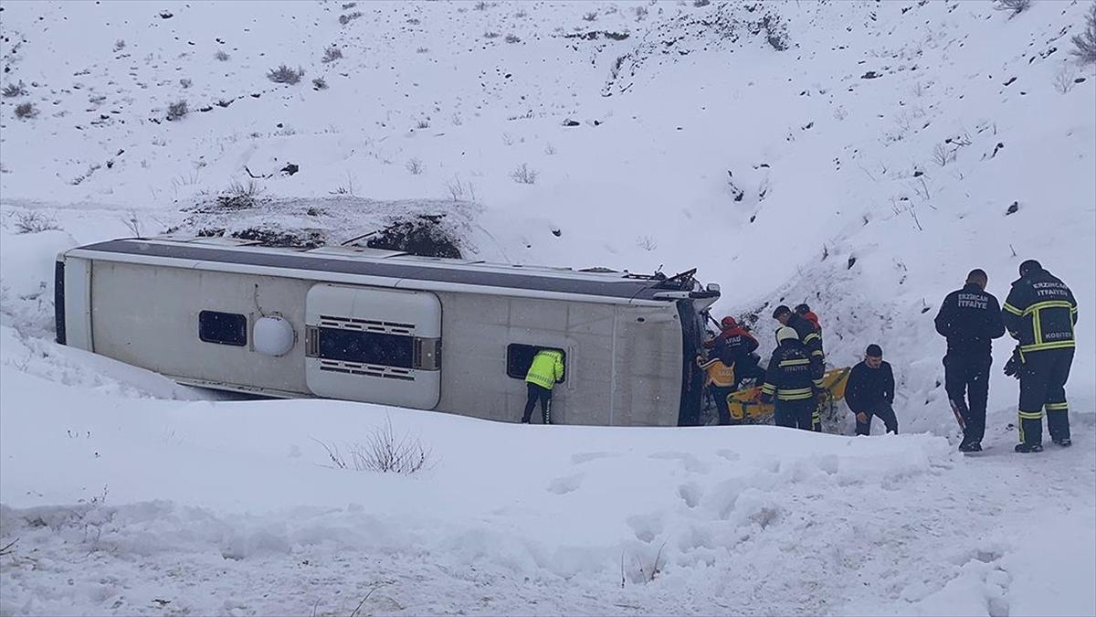 Erzincan'da yolcu otobüsü şarampole devrildi