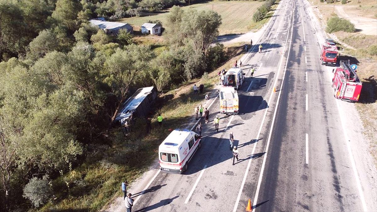 Erzincan'da yolcu otobüsünün devrilmesi sonucu 14 kişi yaralandı