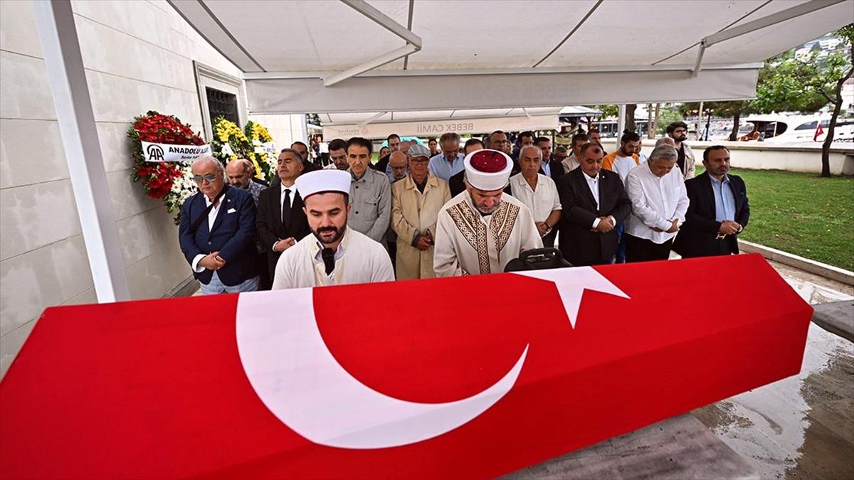 Eski AA Genel Müdürü Atilla Onuk İstanbul'da son yolculuğuna uğurlandı