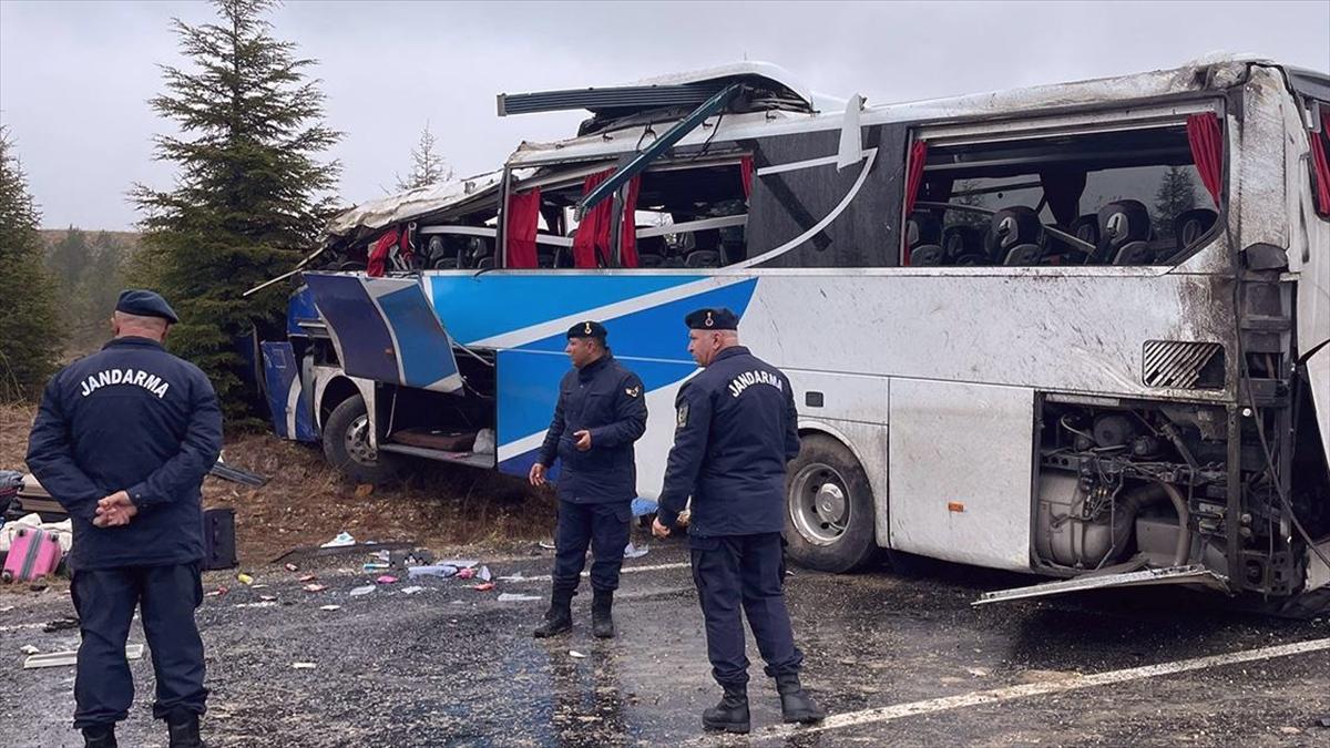 Eskişehir'de devrilen yolcu otobüsündeki 1 kişi öldü, 30 kişi yaralandı