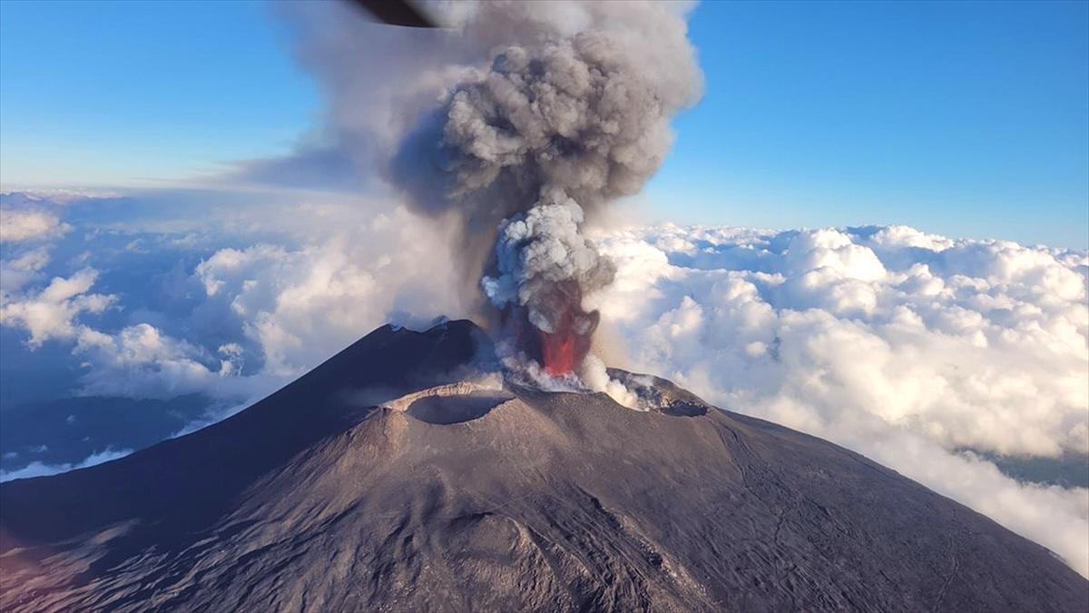 Etna Yanardağı Sicilya Adası'nda Yeniden Püskürtüş Yaşadı