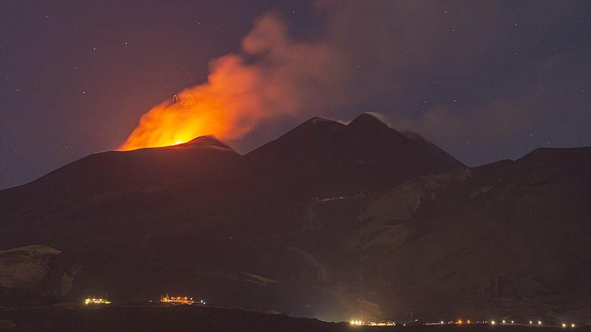 Etna Yanardağı'nda Volkanik Faaliyetler Devam Ediyor