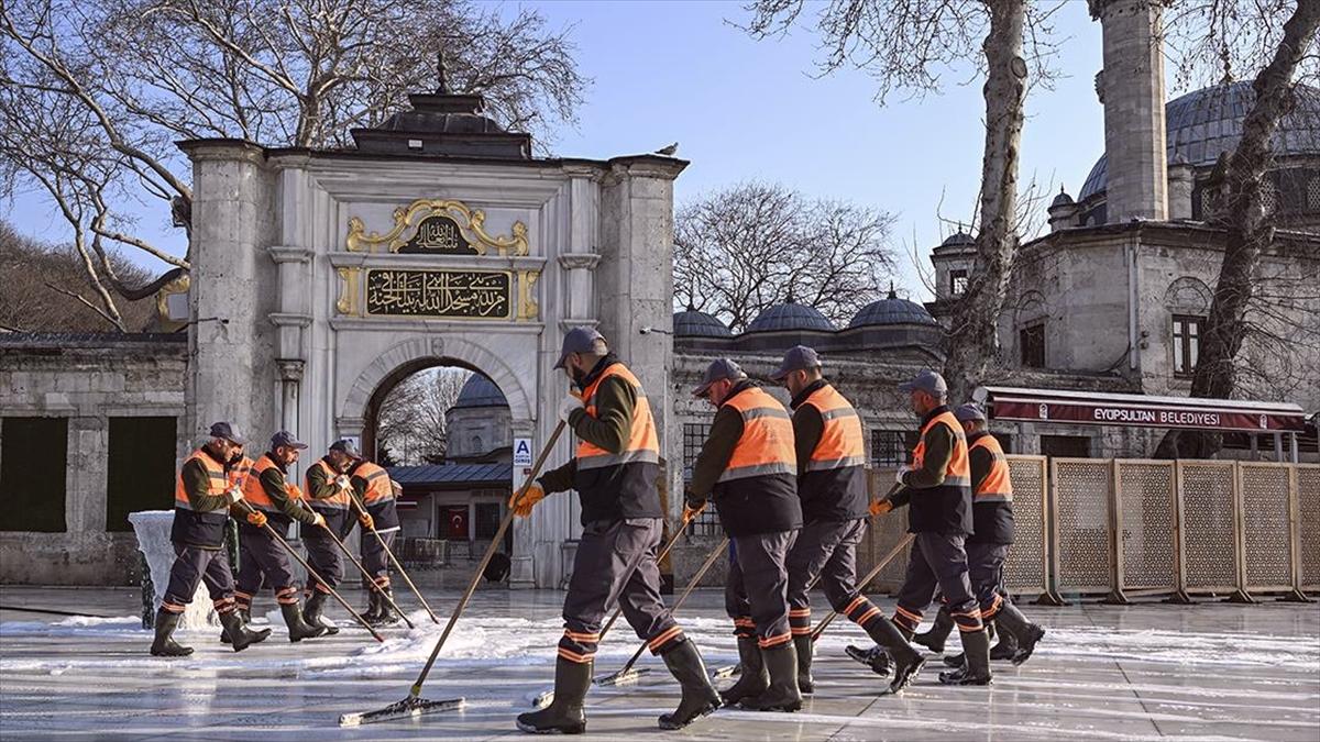 Eyüp Sultan Camii ramazan öncesi gül suyuyla temizlendi