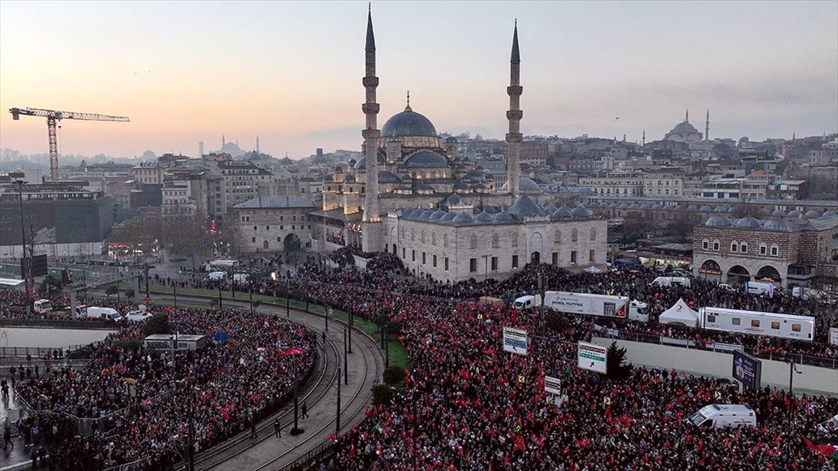 Filistin'e destek için Galata Köprüsü'nde düzenlenen eylem başladı