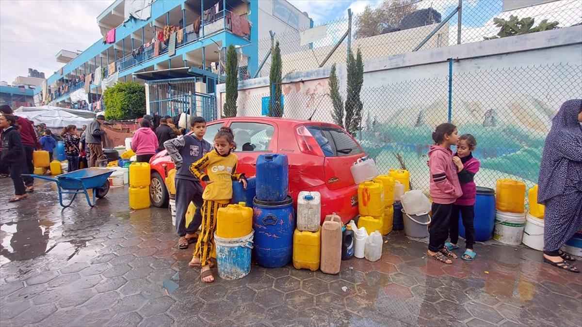 Filistinliler bombaların gölgesinde su kuyruğunda bekliyor