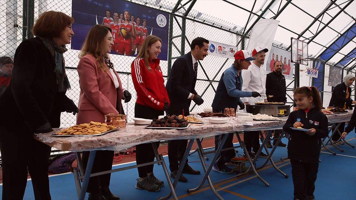 Fransa Büyükelçisi Dumont, İslahiye'de depremzede çocukları ziyaret etti