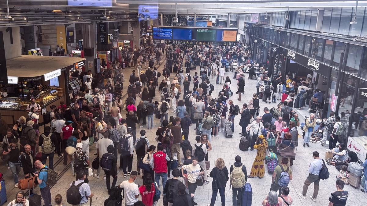 Fransa'da kundaklama nedeniyle zarar gören tren hatlarının onarımı tamamlandı