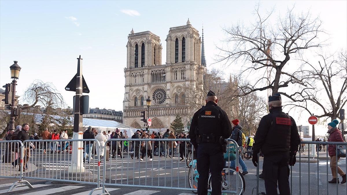 Fransızlar, yangın sonrası kapılarını açacak Notre Dame Katedrali'ne girişlerin 