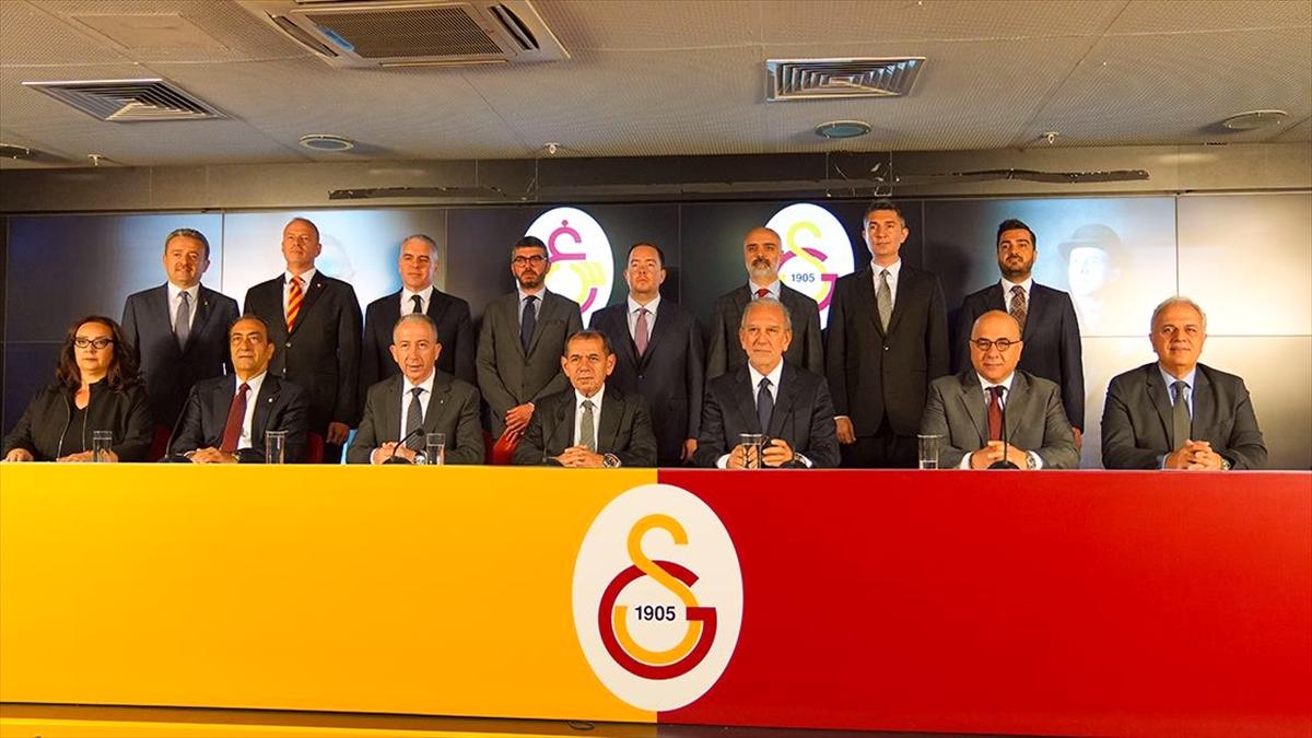 Galatasaray'da yeniden başkanlığa seçilen Dursun Özbek ile yönetimi mazbatalarını aldı