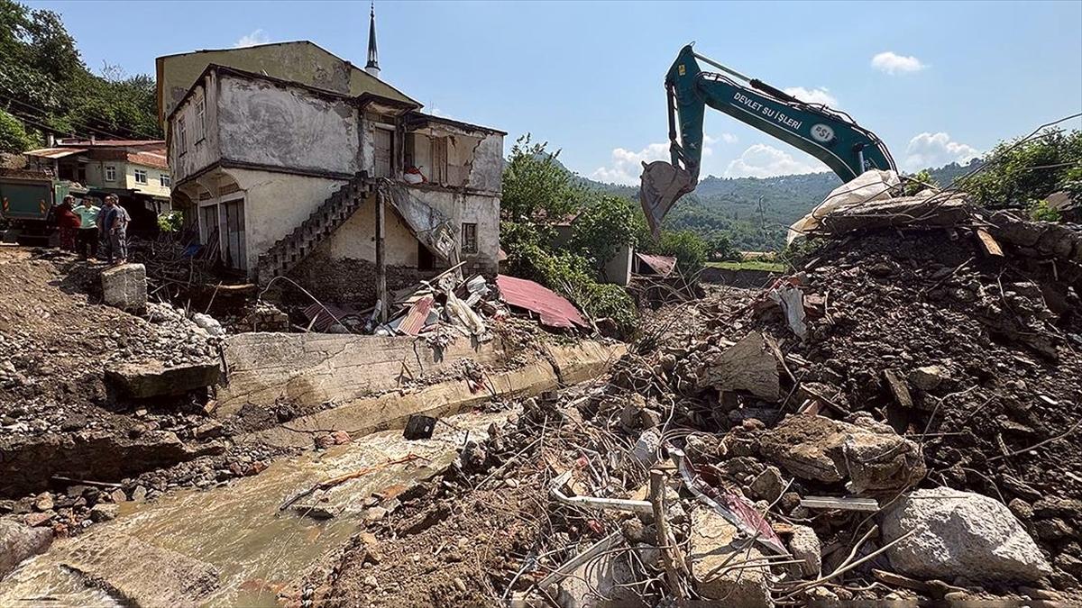 Giresun'da sağanağın ardından hasar giderme çalışmaları sürüyor