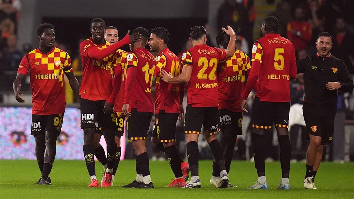 Göztepe, 10 kişi tamamladığı müsabakada Trabzonspor'u 2-1 yendi