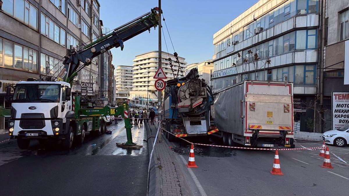 Güngören'de İSKİ kamyonu çalışma yaparken yol çöktü