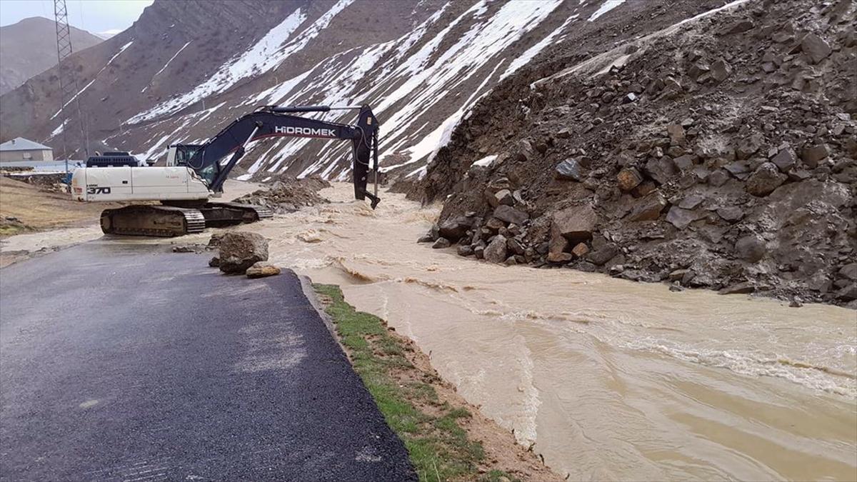 Hakkari'de karla karışık yağmur sonrası heyelan ve taşkınlar