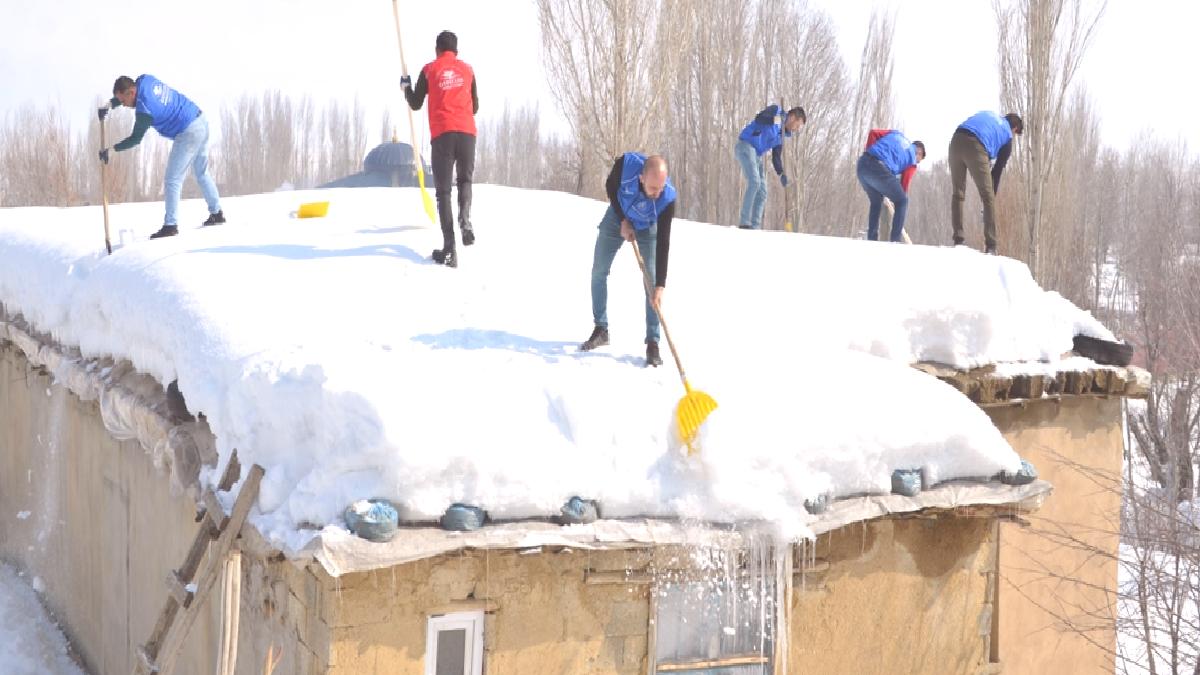 Hakkari'de gönüllü gençler yaşlı çiftin evinin damında biriken karı temizledi