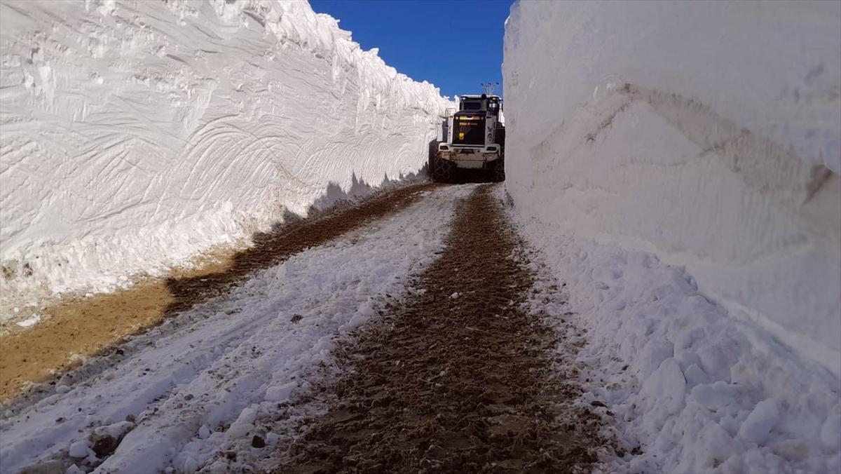 Hakkari'de kar nedeniyle kapanan üs bölgelerinin yolu açıldı